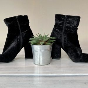Nine West Black Ankle Boots with Velvet-Like Texture. Size: 7.5